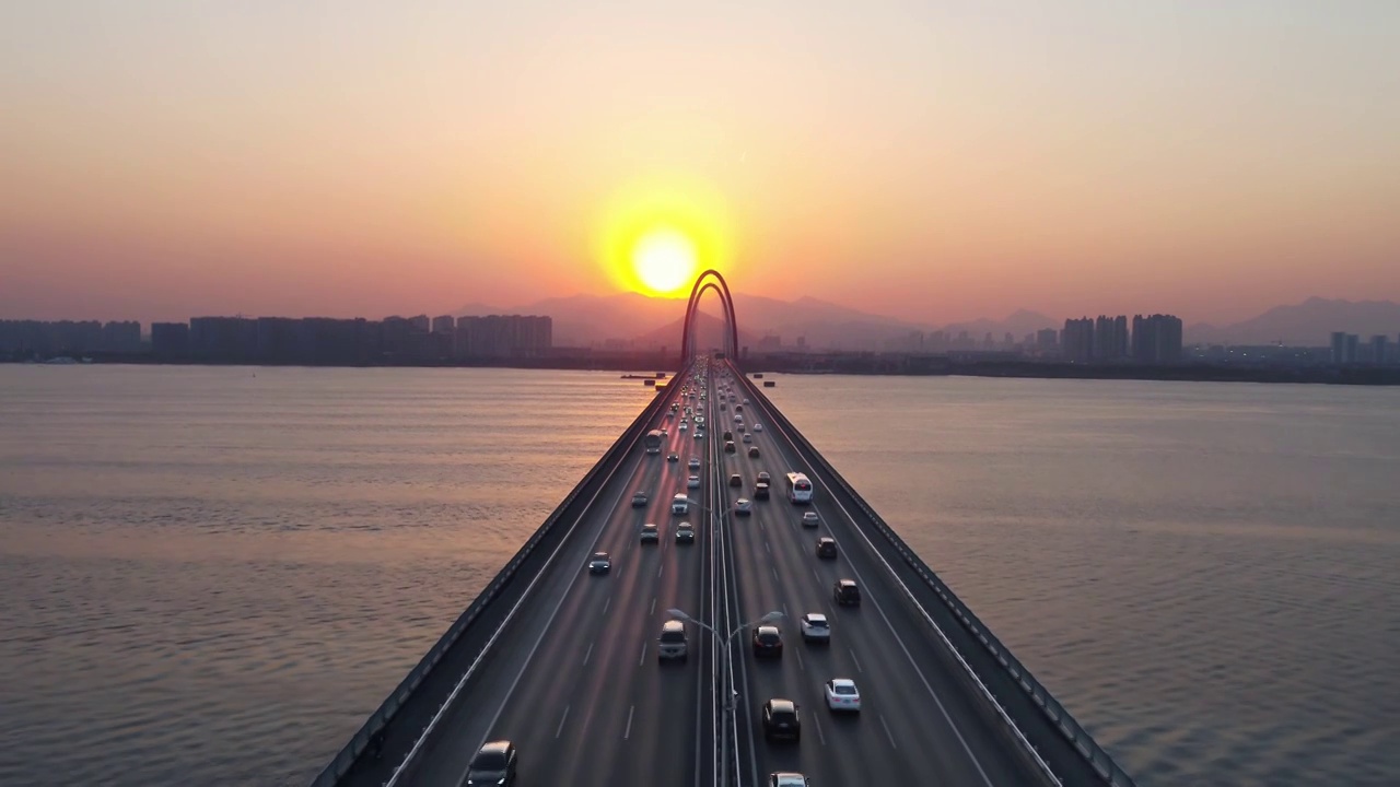 夕阳余晖下钱塘江上之江大桥航拍视频素材