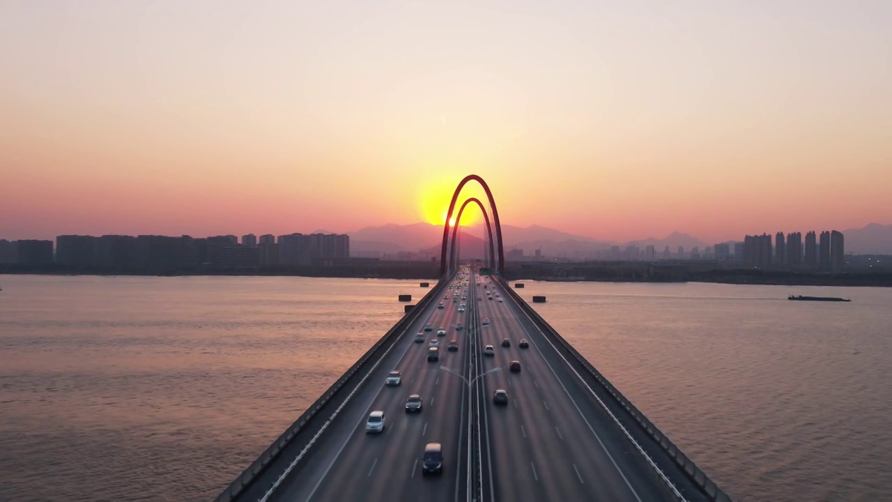 夕阳余晖下钱塘江上之江大桥航拍视频素材