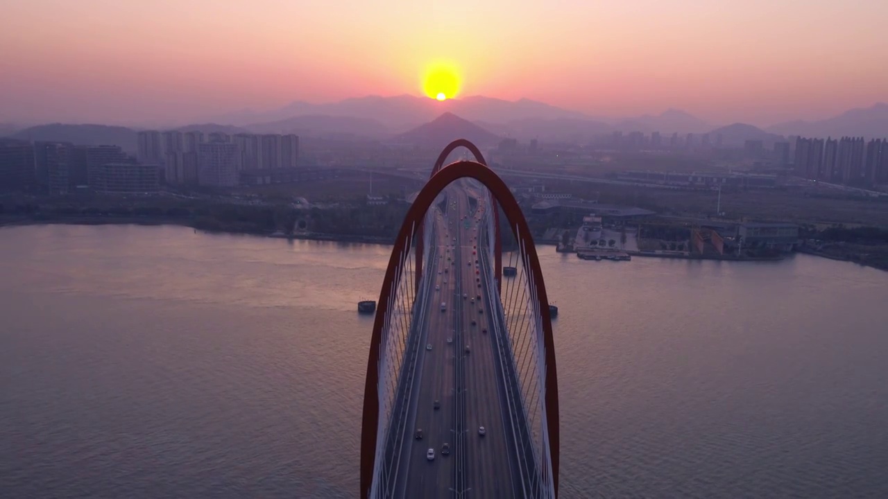 夕阳余晖下钱塘江上之江大桥航拍视频素材