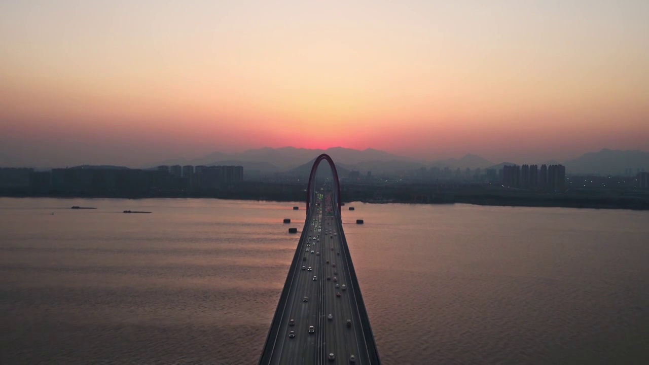 夕阳余晖下钱塘江上之江大桥航拍视频素材