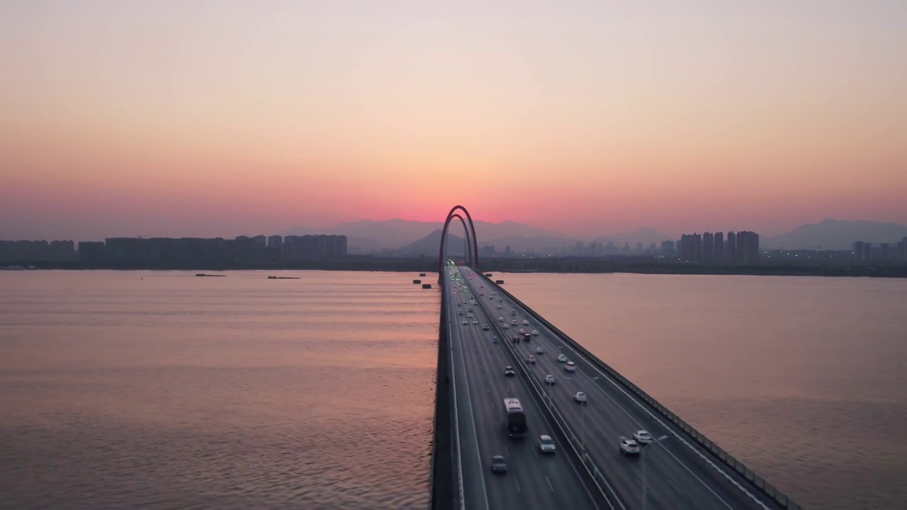 夕阳余晖下钱塘江上之江大桥航拍视频素材