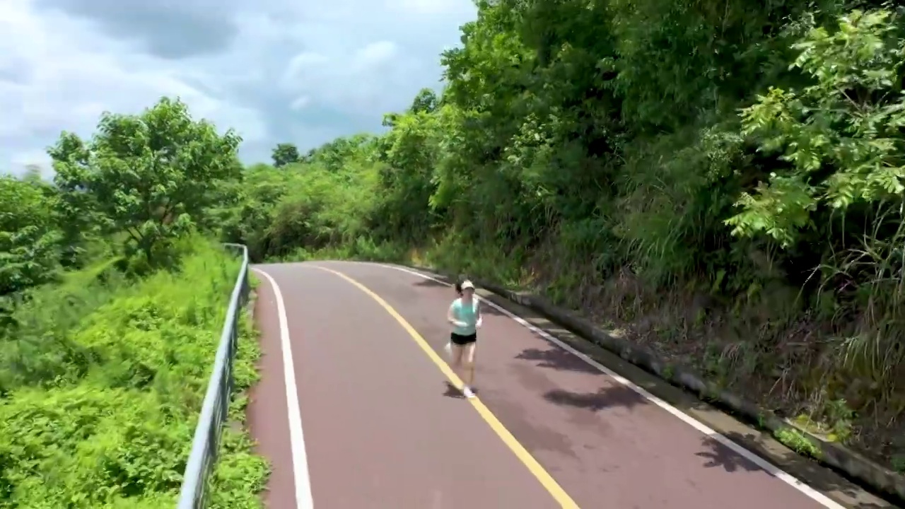 亚洲女人森林公园健身跑步视频素材