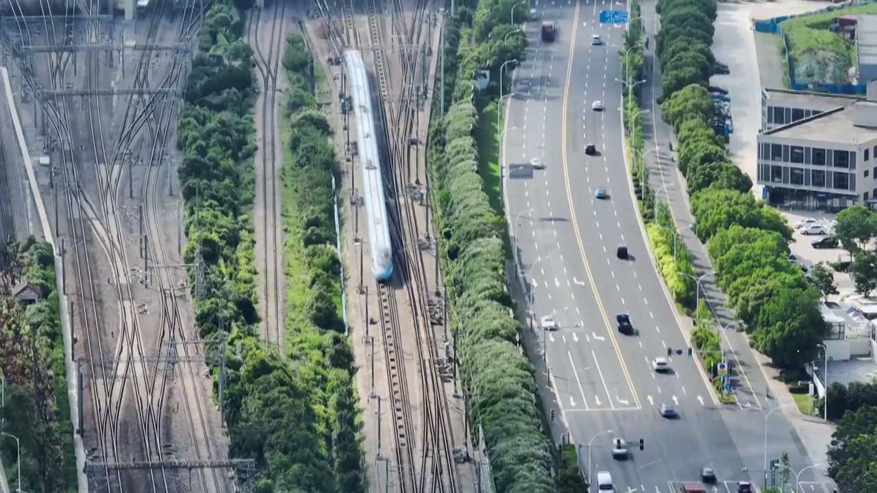 长三角地区沪宁线无锡市火车站和谐号高铁进站画面视频素材