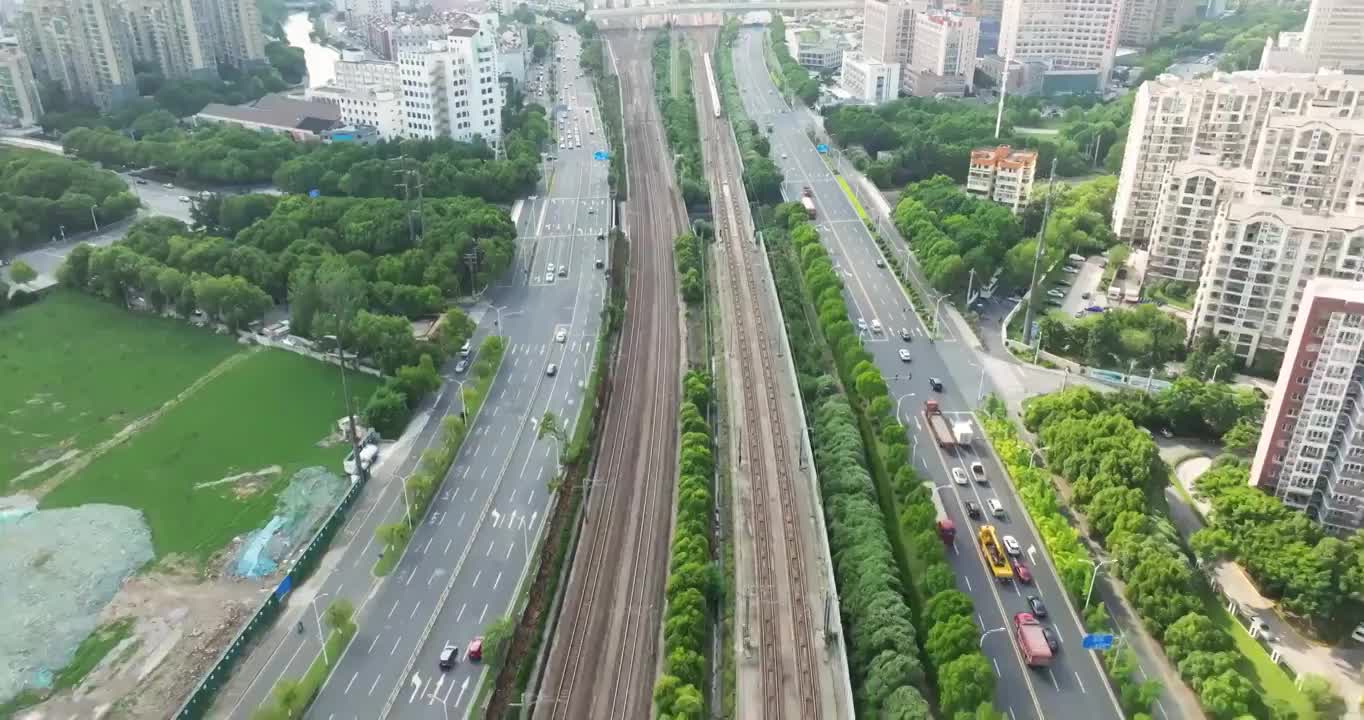 长三角地区沪宁线无锡市火车站和谐号高铁进站画面视频素材