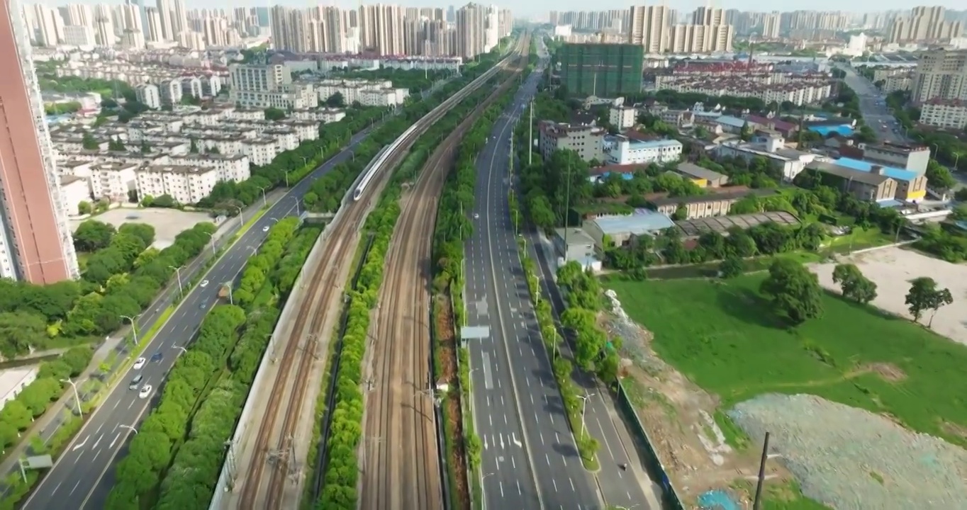 长三角地区沪宁线无锡市火车站和谐号高铁进站画面视频素材