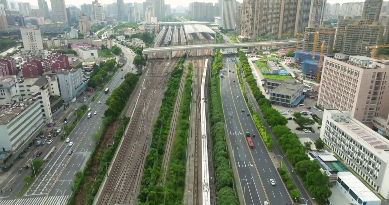 长三角地区沪宁线无锡市火车站和谐号高铁进站画面视频素材