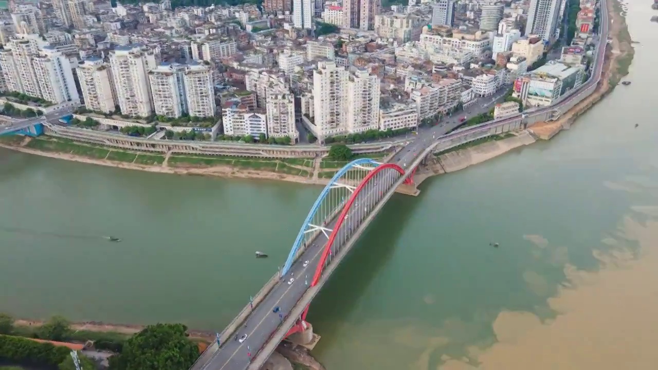 广西梧州市鸳江春泛一浊一清泾渭分明延时视频素材