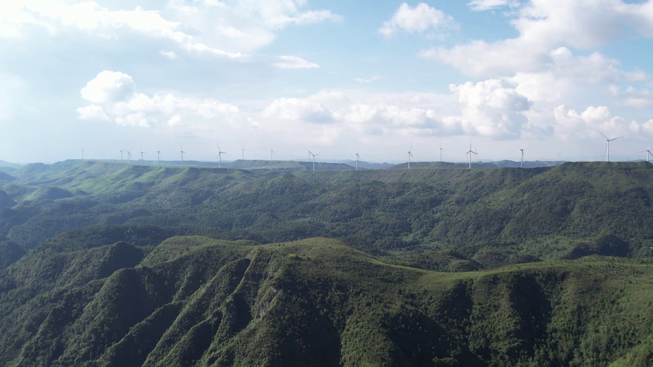 贵阳市花溪区高坡山顶风力发电机视频素材