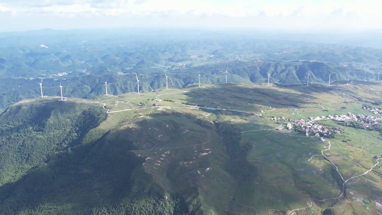 贵阳市花溪区高坡山顶风力发电机视频素材