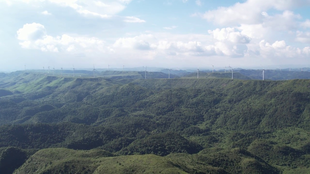 贵阳市花溪区高坡山顶风力发电机视频素材