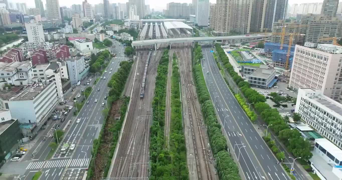 长三角地区沪宁线无锡市火车站和谐号高铁进站画面视频素材