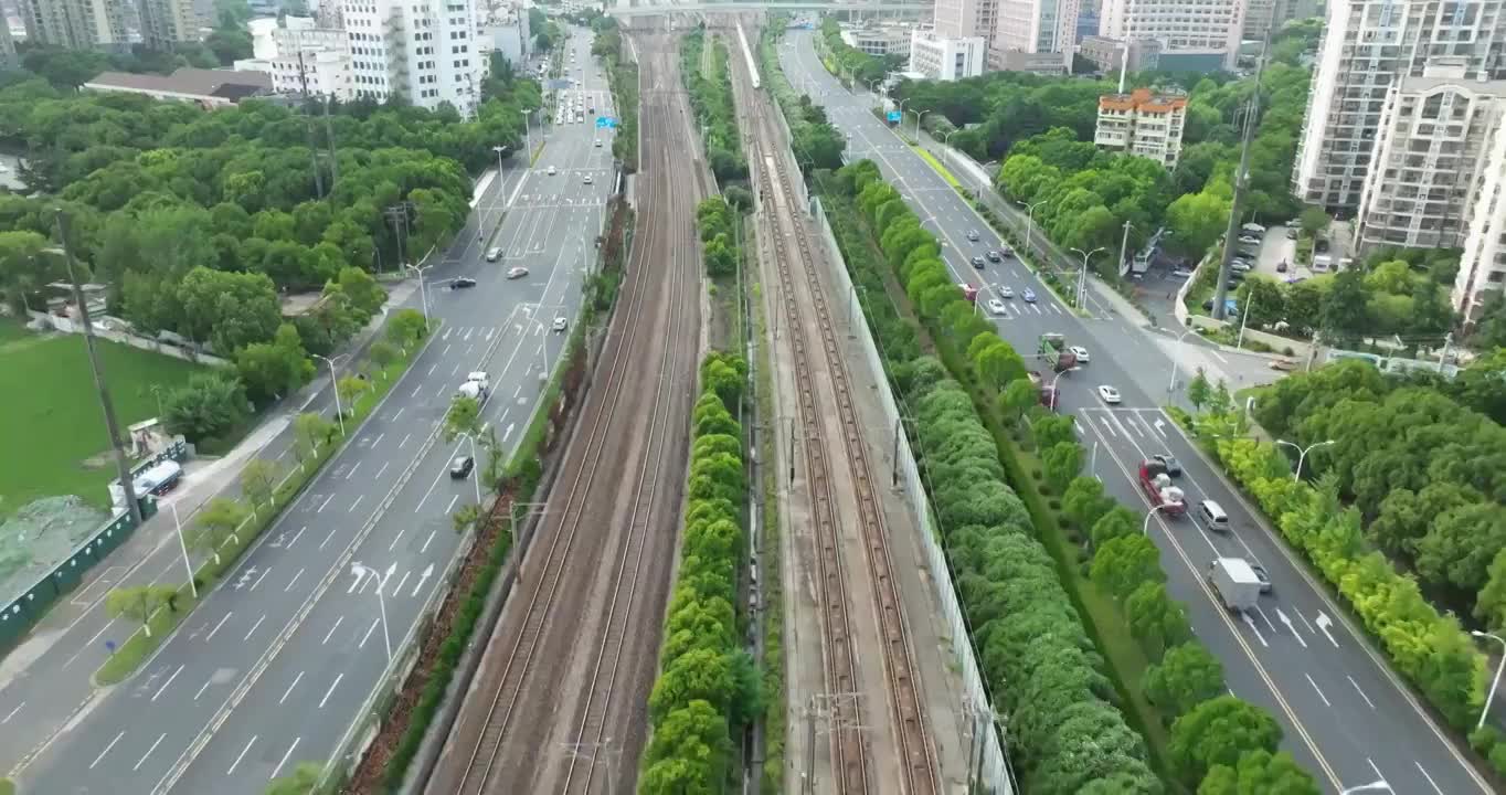 长三角地区沪宁线无锡市火车站和谐号高铁进站画面视频素材