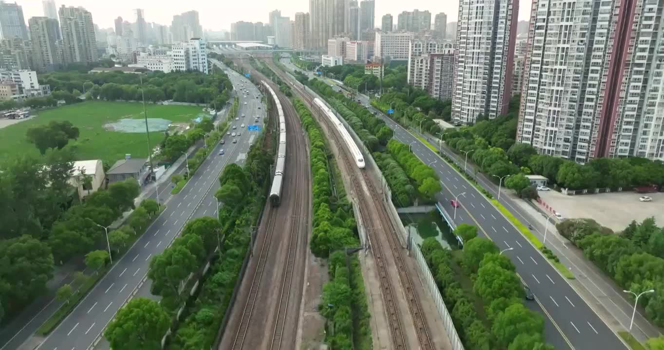 长三角地区沪宁线无锡市火车站和谐号高铁进站画面视频素材