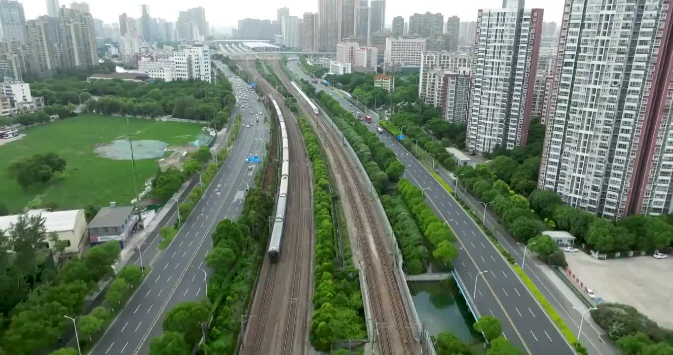 长三角地区沪宁线无锡市火车站和谐号高铁进站画面视频素材