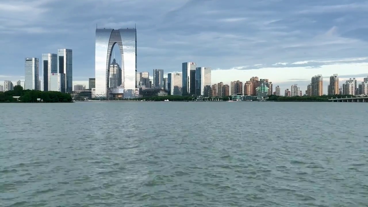 江苏苏州工业园区，金鸡湖景区，东方之门视频素材