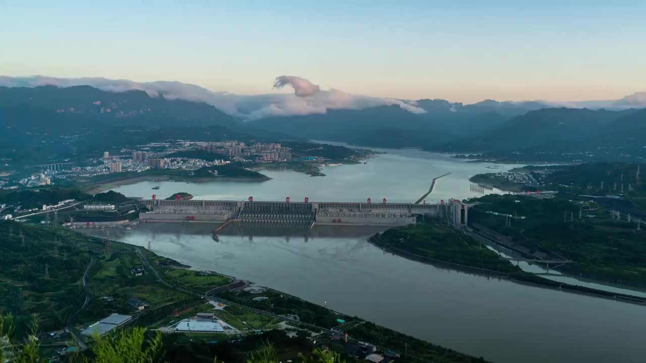 清晨的一抹阳光照射在三峡大坝上视频素材