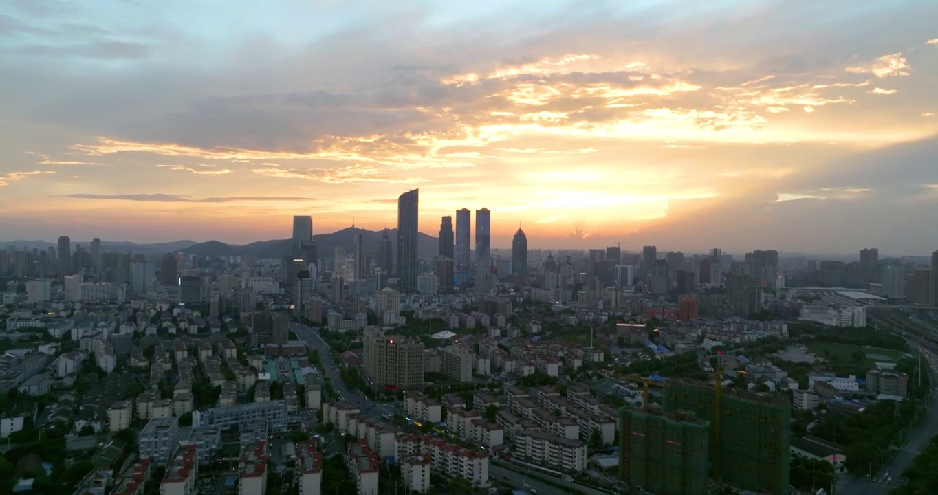 无人机航拍江苏省无锡市城市建筑日落晚霞风光视频素材