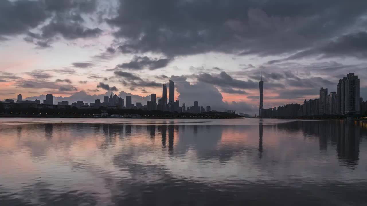 夏天早晨日出前广州的天光云影与珠江倒影视频素材