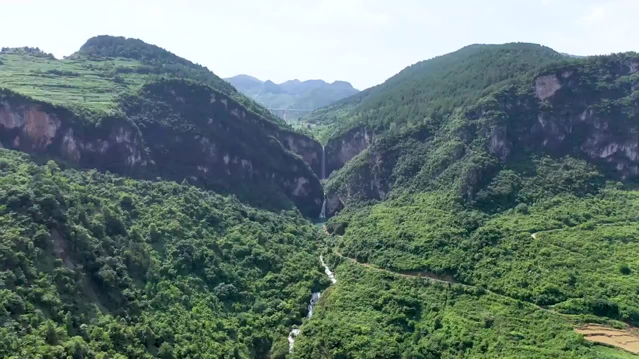 中国贵州山里自然瀑布视频素材