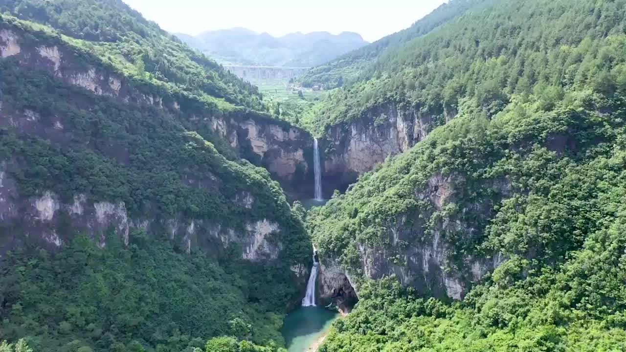 中国贵州山里自然瀑布视频素材