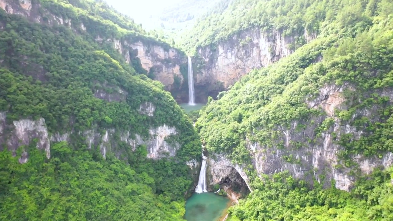 中国贵州山里自然瀑布视频素材