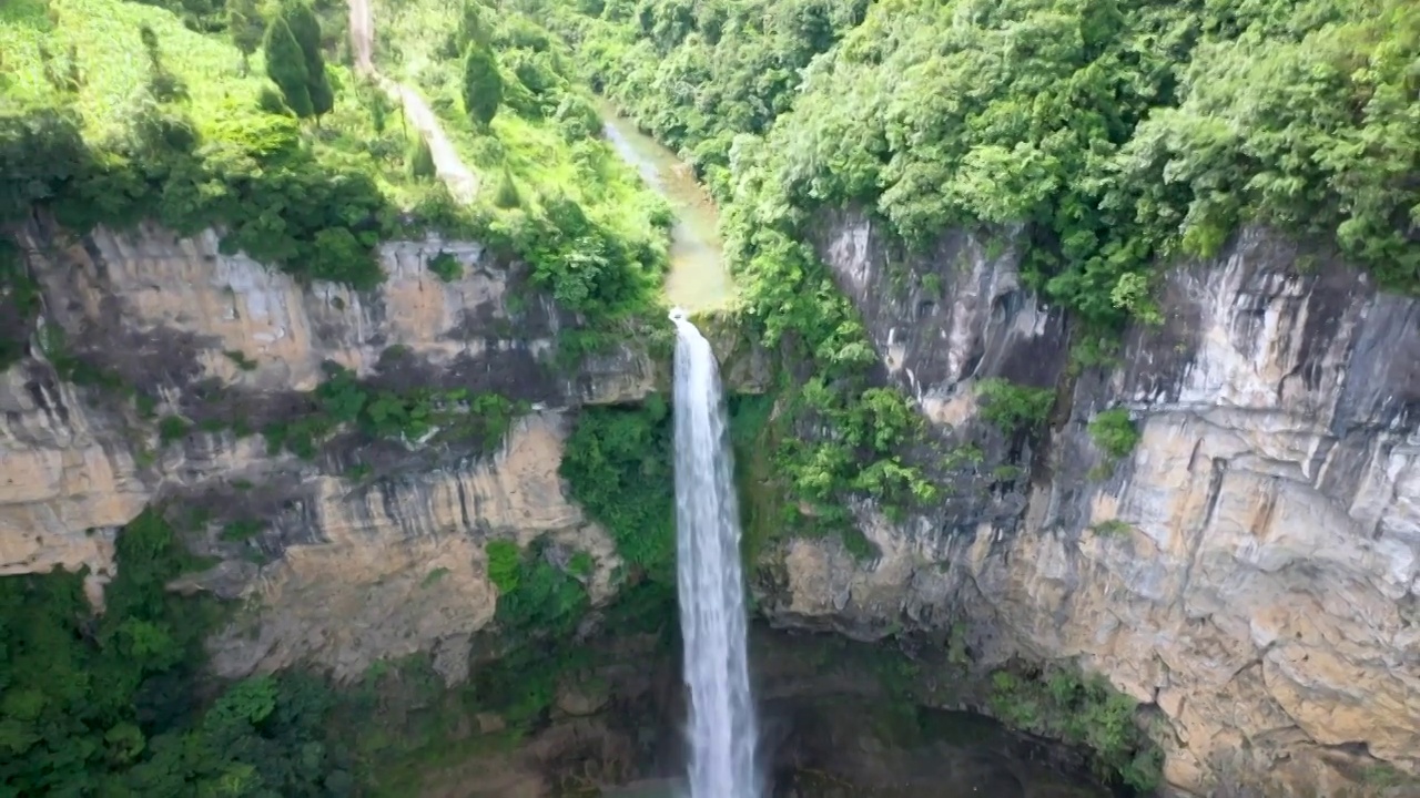 中国贵州山里自然瀑布视频素材