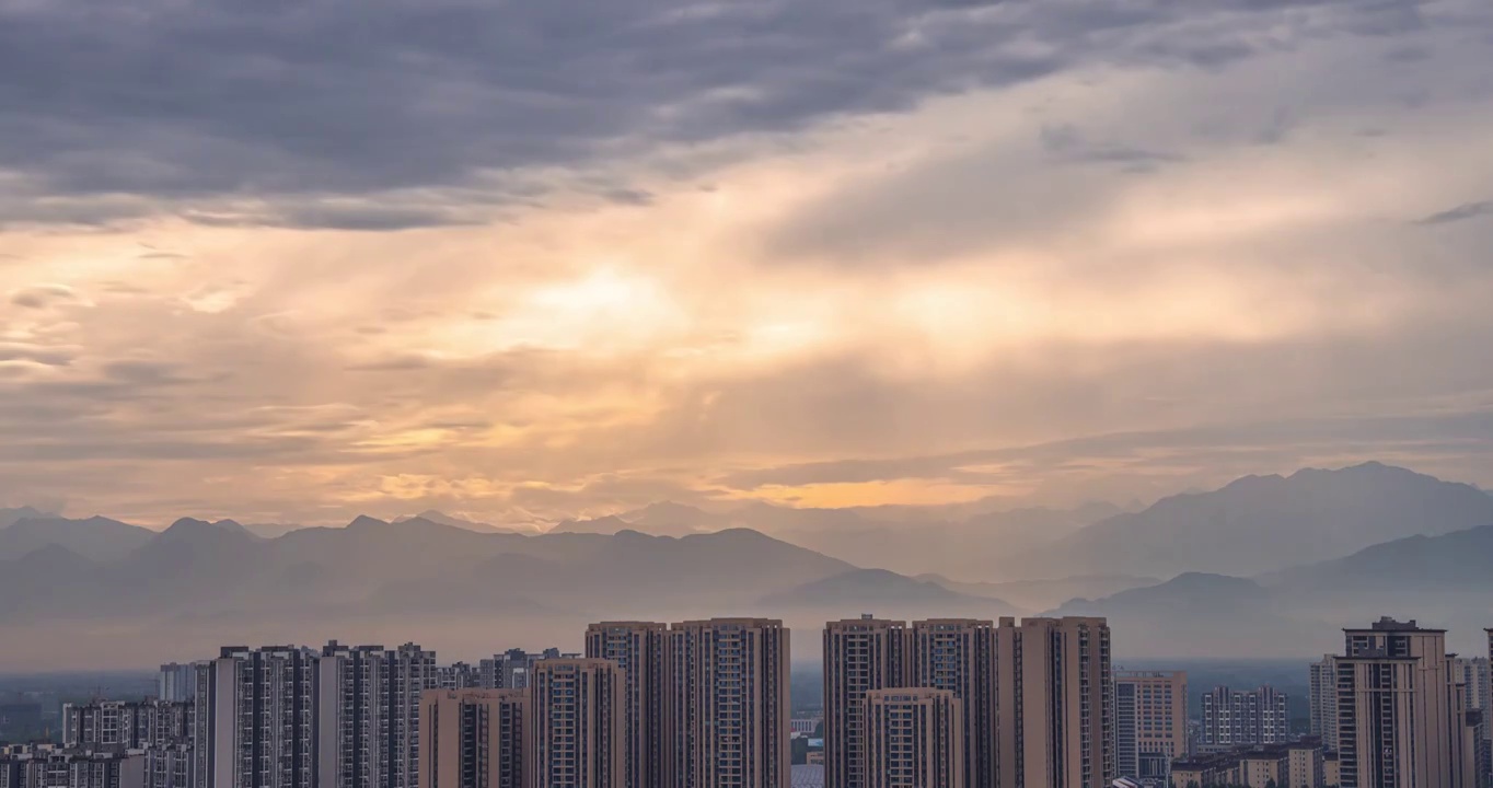 成都城市风光延时：郫都区城市建筑群与日落下的横断山脉视频素材