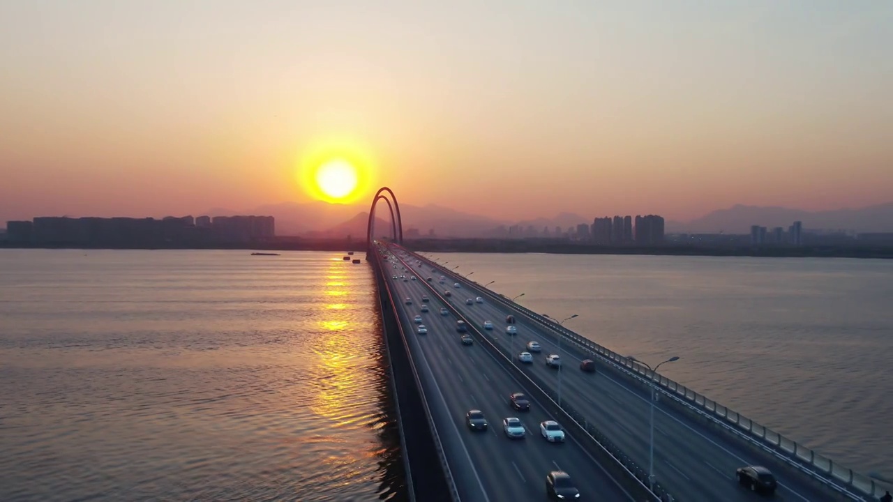 夕阳余晖下钱塘江上之江大桥航拍视频素材