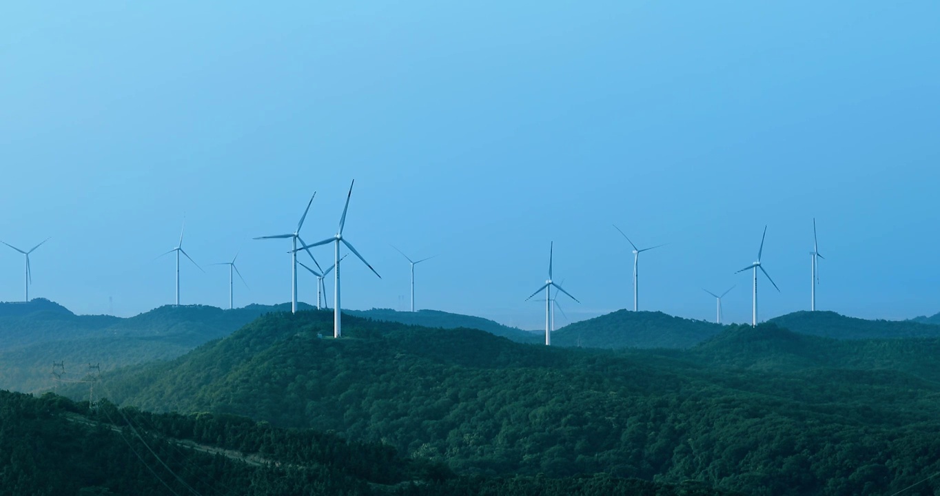 湖北荆门钟祥山顶风力发电视频素材