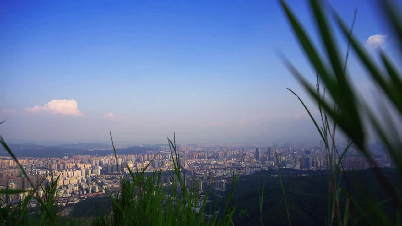 山顶上的城市风景视频素材