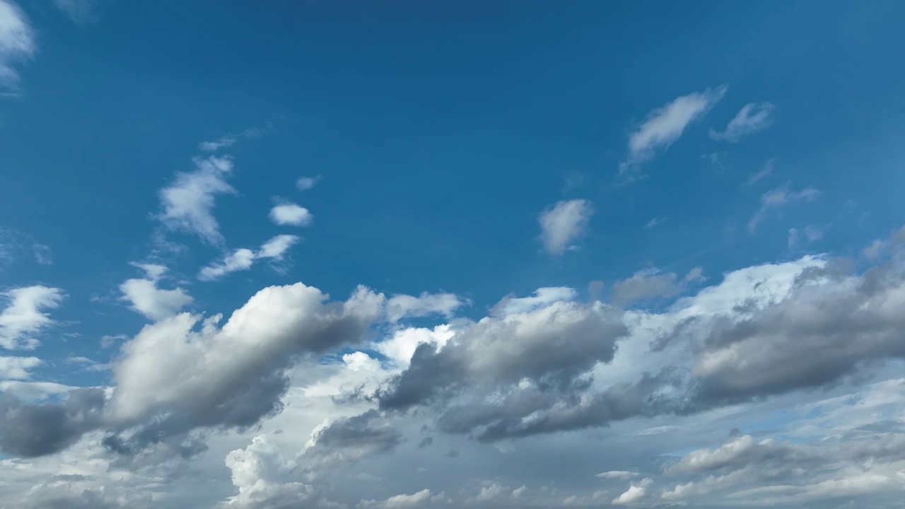 晴朗天气蓝色天空中变化的白云视频素材