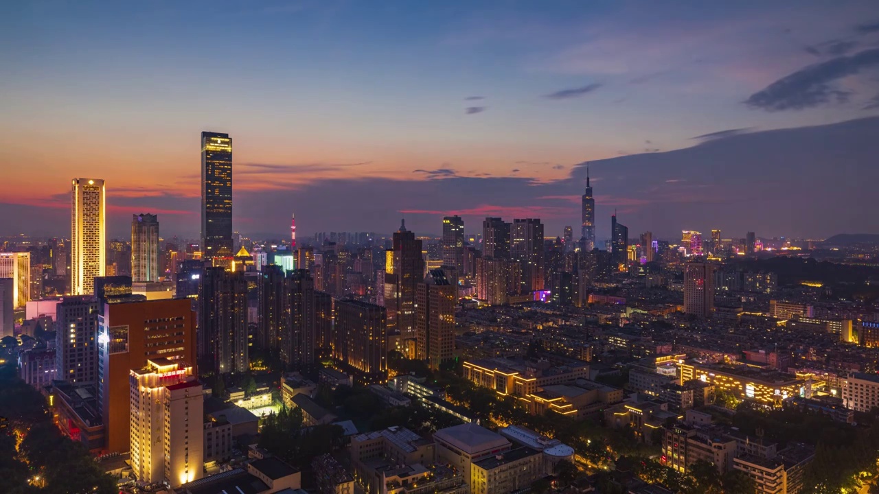 城市夜景日转夜延时，江苏省南京市玄武区新街口商圈视频素材