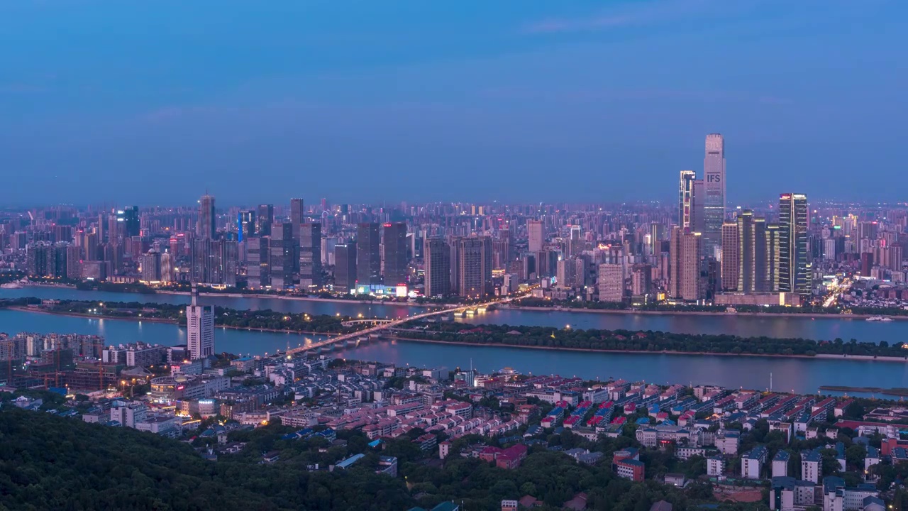 湖南省长沙市城市天际线，湘江两岸日转夜延时视频素材