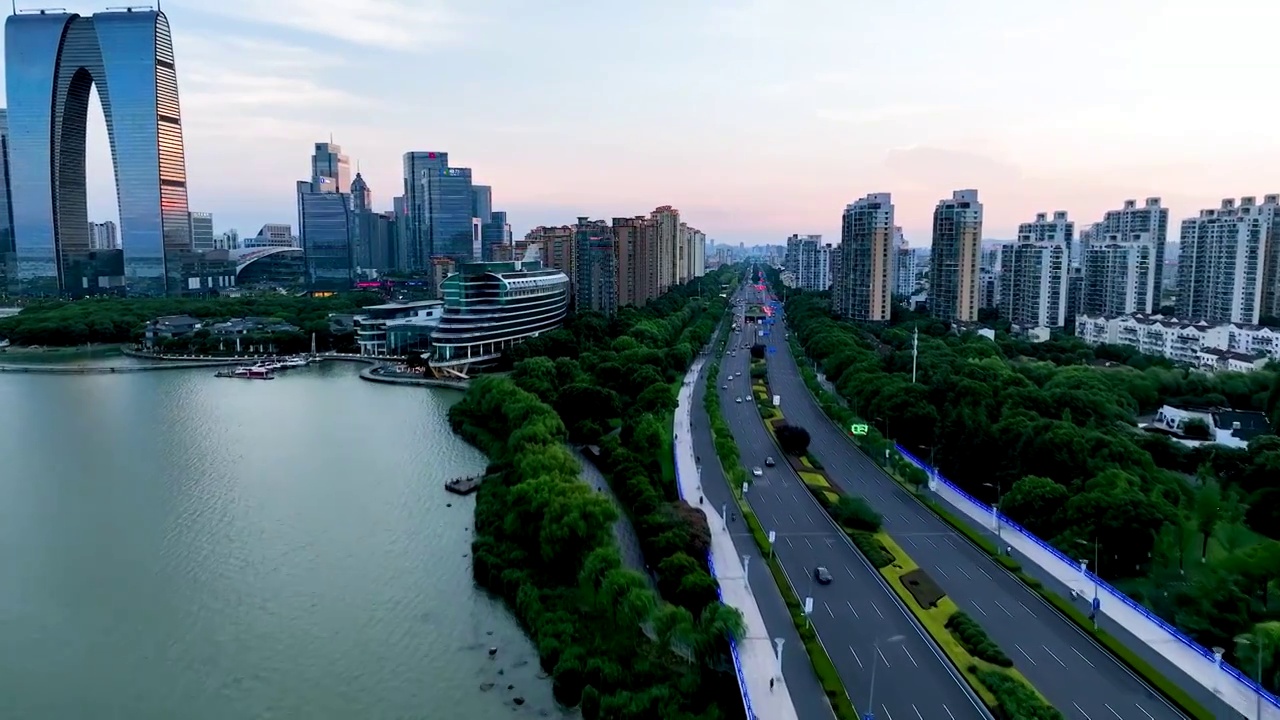 江苏苏州园区金鸡湖景区，东方之门视频素材