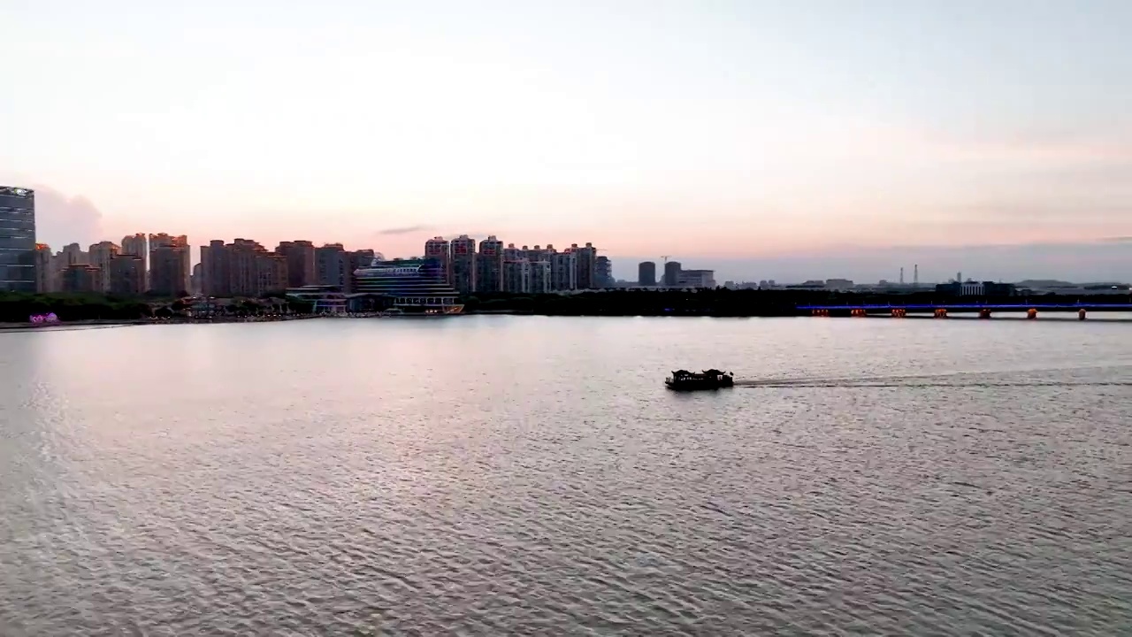 江苏苏州园区金鸡湖景区，东方之门视频素材