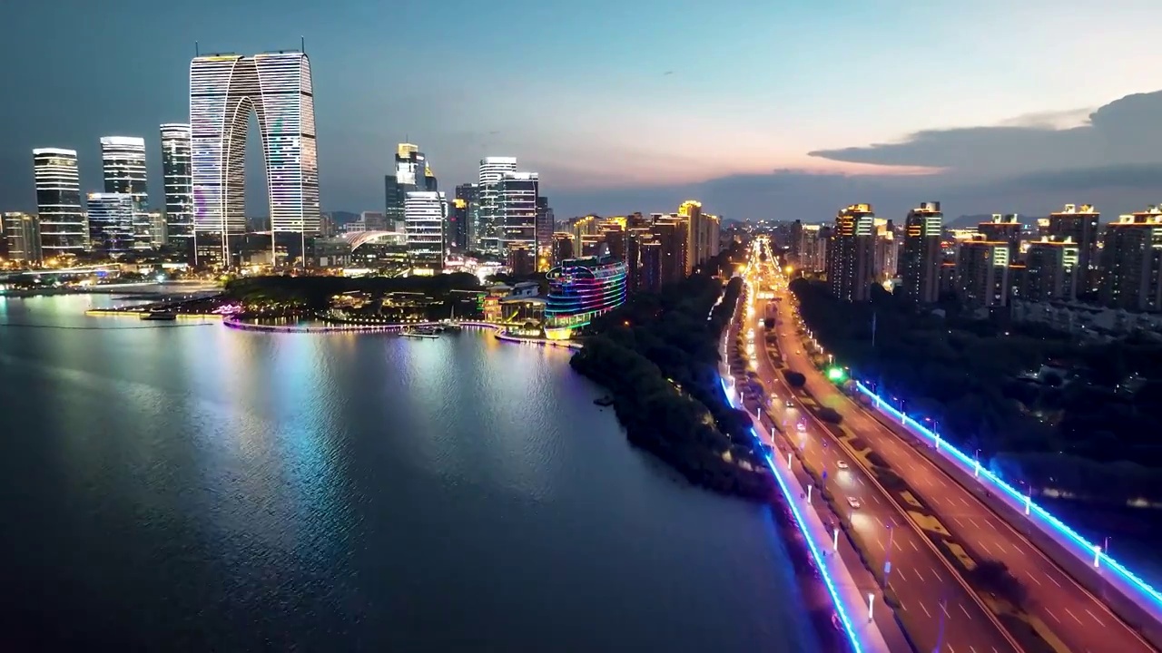 江苏苏州园区金鸡湖景区，东方之门夜景视频素材