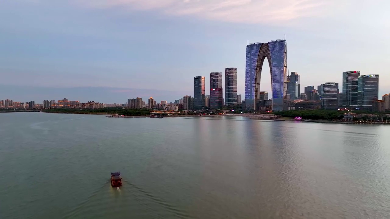 江苏苏州园区金鸡湖景区，东方之门视频素材