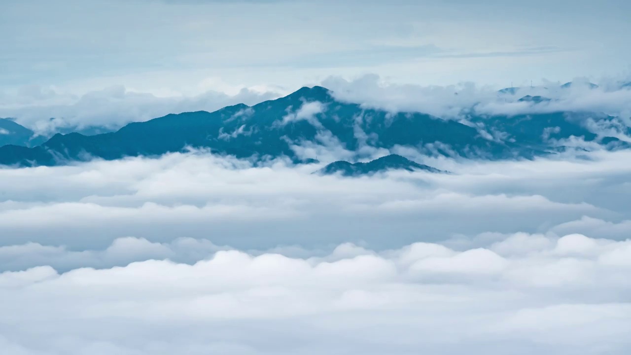 远山与波涛汹涌的云海视频素材