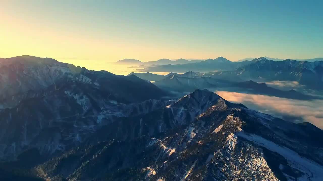 四川甘孜州泸定华尖山（小牛背山）航拍雪山云海日出视频素材