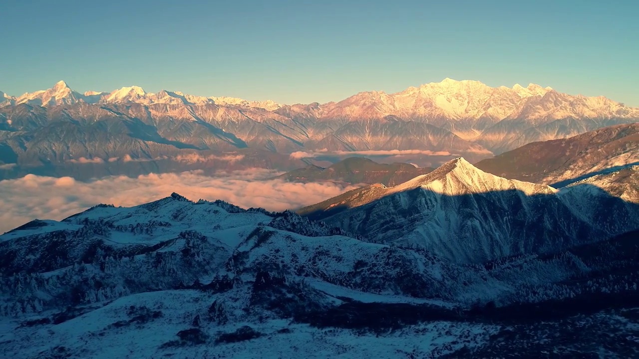 四川甘孜州泸定华尖山（小牛背山）航拍雪山云海日出视频素材