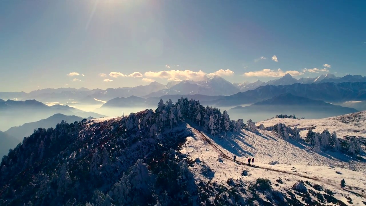 四川甘孜州泸定华尖山（小牛背山）航拍雪山云海日出视频素材