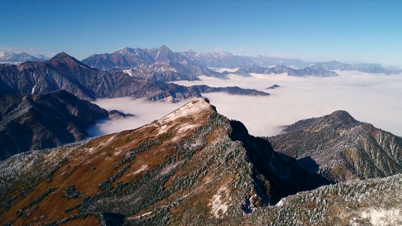 四川甘孜州泸定贡嘎雪山（华尖山）日出云海航拍视频素材