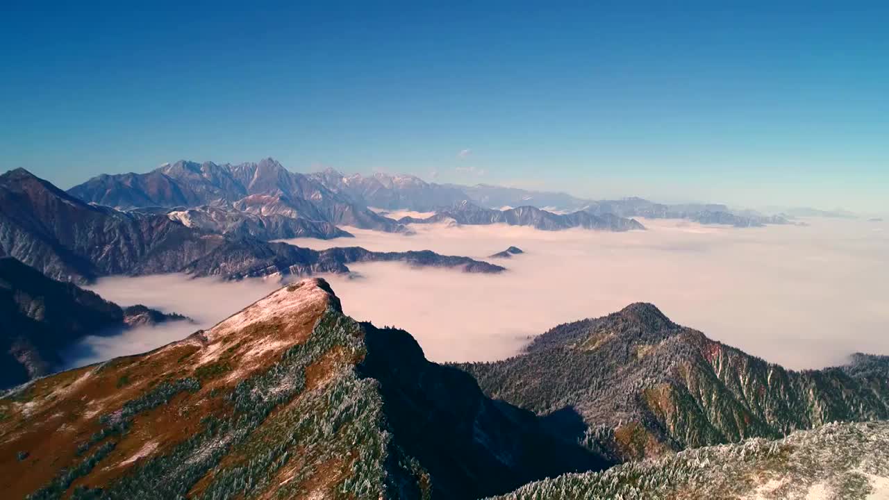 四川甘孜州泸定贡嘎雪山（华尖山）日出云海航拍视频素材