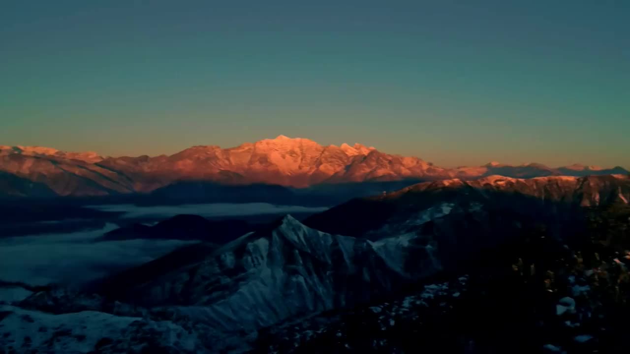 四川甘孜州泸定贡嘎雪山（华尖山）日出云海航拍视频素材