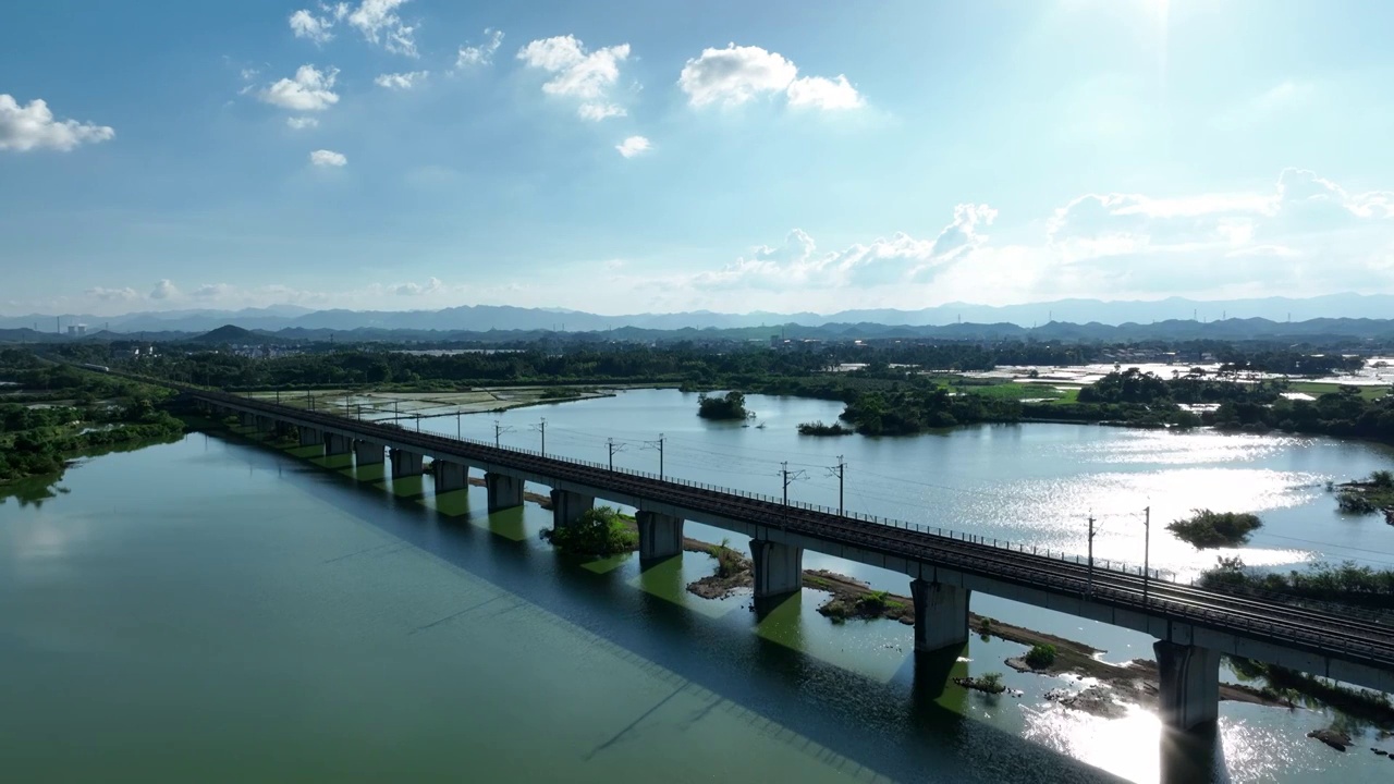 蓝天白云阳光下 湖面高架桥铁路上的列车视频素材