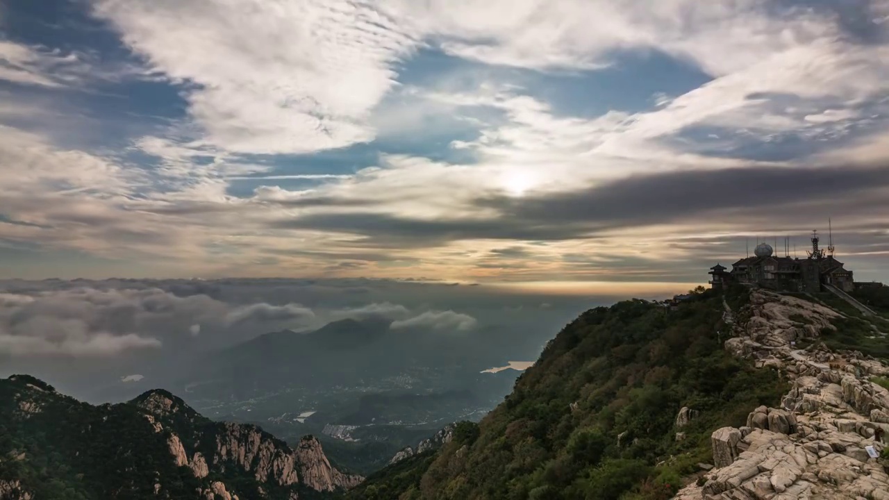 延时摄影泰山山顶看日出太阳升起视频素材