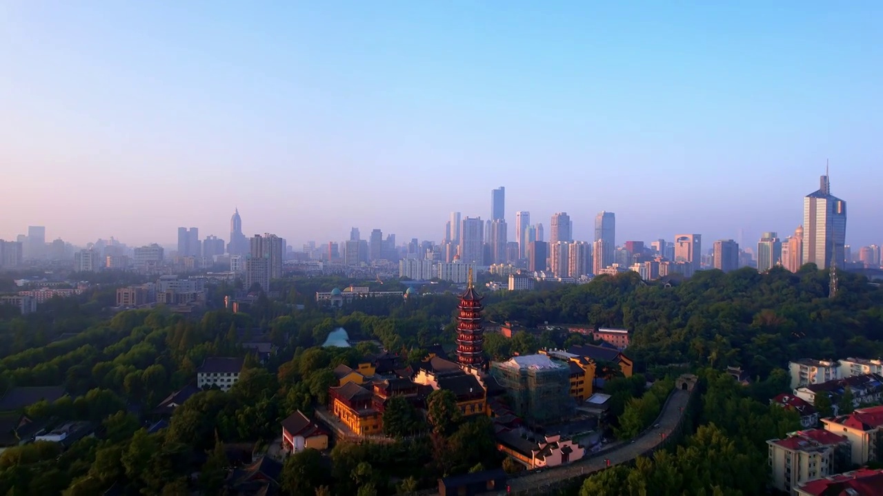 中国江苏省南京市明长城和鸡鸣寺清晨风光航拍视频素材