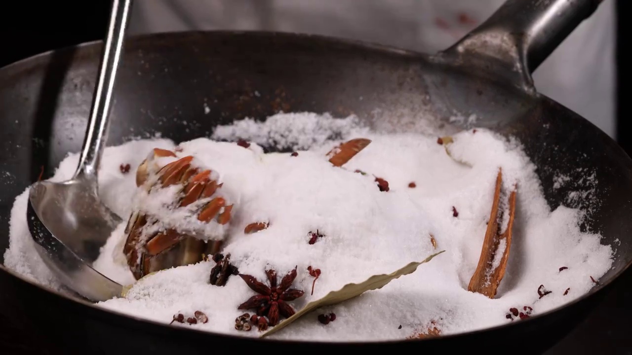 中餐厨师制作盐焗大闸蟹视频素材