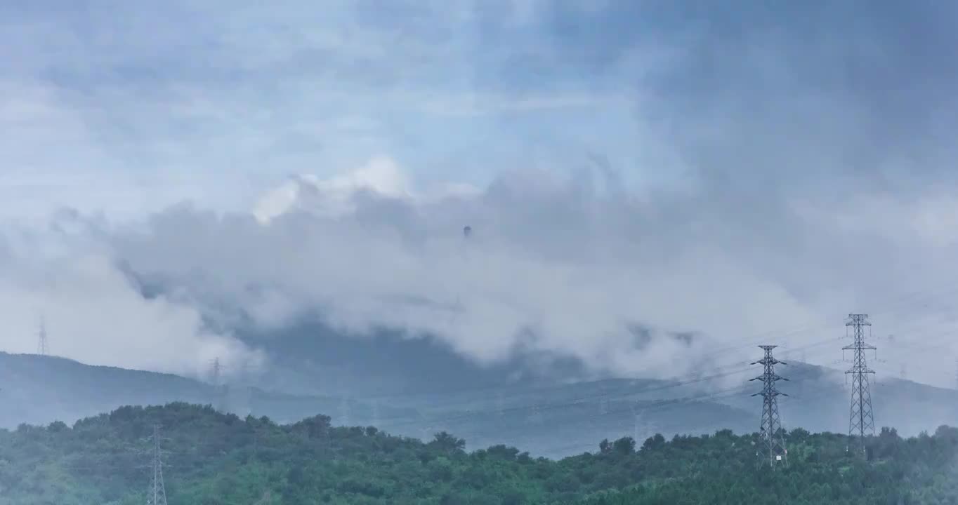 北京西山雨后云海及云海中若隐若现的定都阁视频素材