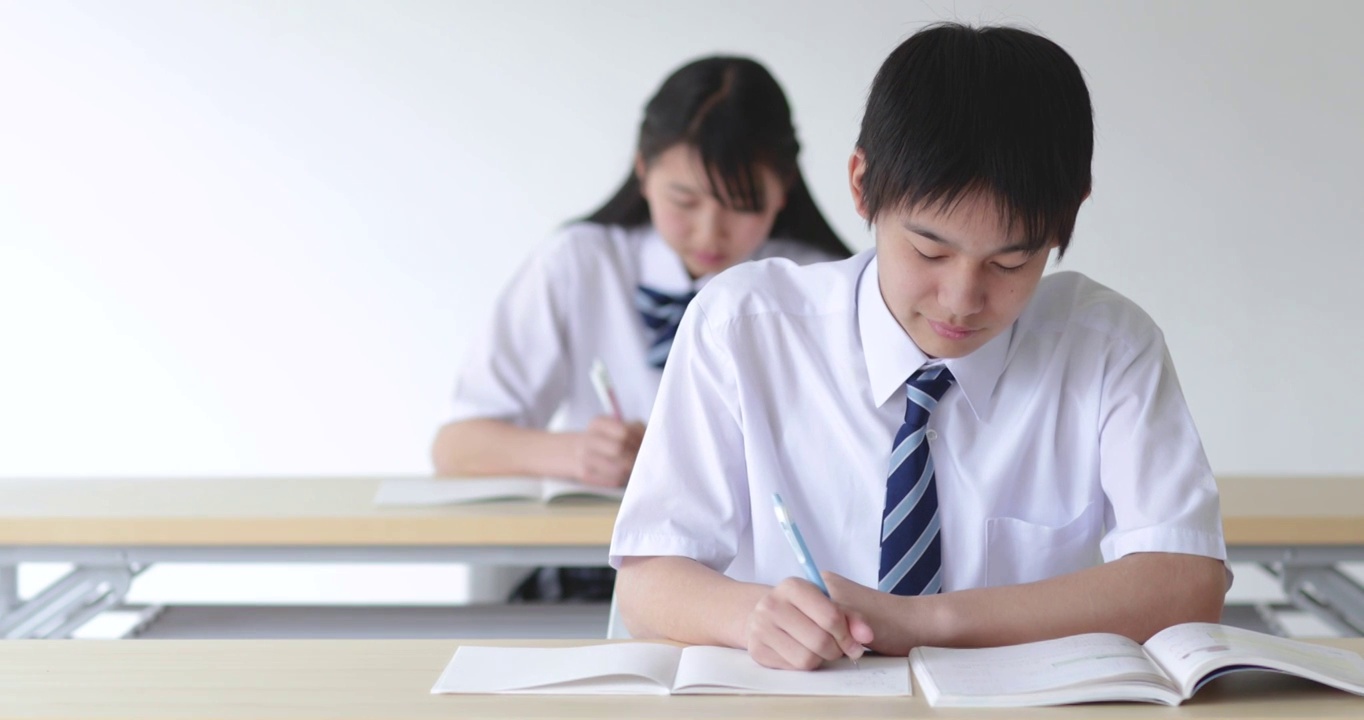 日本学校的学生在教室里视频购买